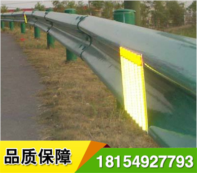 道路輪廊標(biāo)的英文名稱(chēng) Delineator，它是沿道路兩側(cè)邊緣設(shè)置、用于顯示道路邊界輪廓、指引車(chē)輛正常行駛、具有逆反射性能的一種交通安全設(shè)施，從功能上說(shuō)，輪廓標(biāo)是一種視線(xiàn)誘導(dǎo)設(shè)